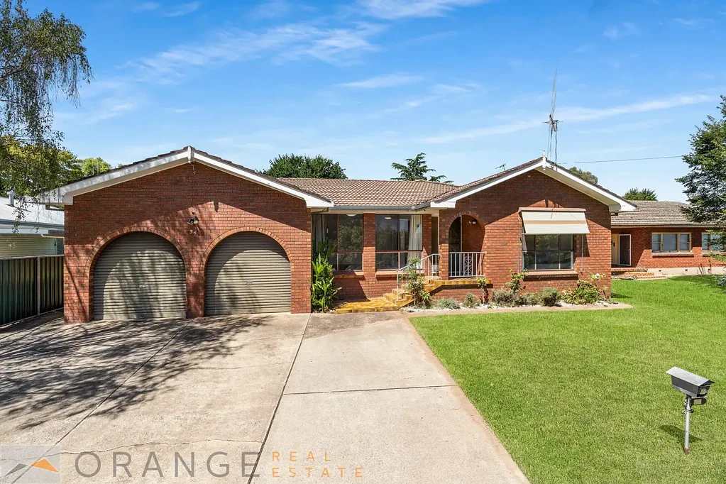 IMMENSE FIVE BEDROOM, THREE BATHROOM HOME