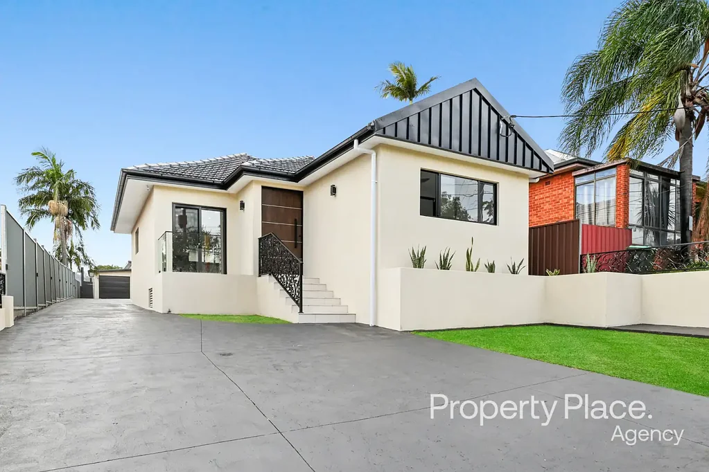 Padstow Heights 7房 多套独立住宅 778m2平坦高地 现代美学设计 美食家石材厨房 镜面内置衣柜 独立空调洗衣 便捷学区交通 Renovated Home + New Granny Flat & Studio - Same Title!