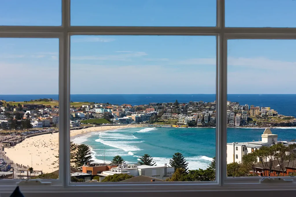 Spacious and Bright 2 bedroom apartment with Unbeatable Views