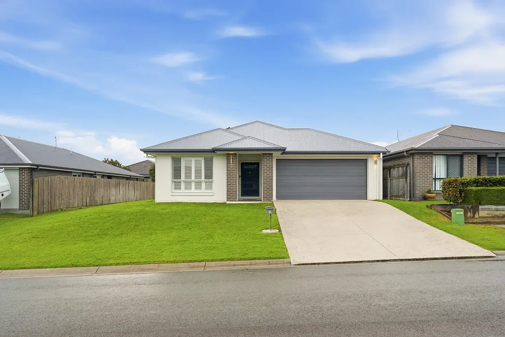 Burpengary 5房 Alkina Estate最大地块 517sqm宽敞住宅 五卧双卫 双车位锁车库 现代节能设计 优质电器 开放式空间 24块太阳能板 6kW充电器 家庭友好低维护 A Home That Delivers Space, Efficiency & Lifestyle