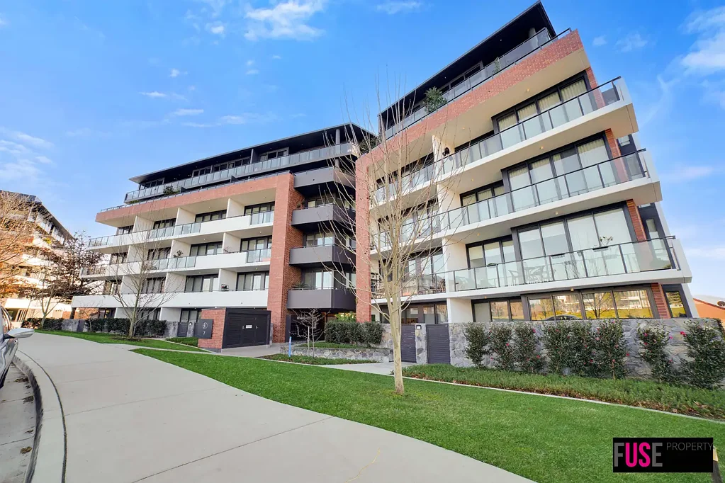Stylish Inner South Living in the Prestigious Renaissance Complex