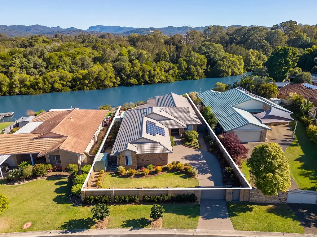 Elanora 4 Slaapkamer Wonderful Waterfront Home  - Meticulously Renovated  VIEW SATURDAY 10-10:45am
