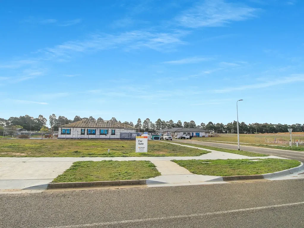 East Bairnsdale TITLED CORNER BLOCK IN SOUGHT-AFTER ROSE COURT