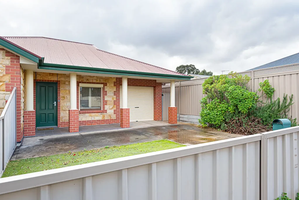 Elegant luxury stone fronted 3 bedroom house approx 160 sq. m. plus underroof garage app. 28 sq. m.