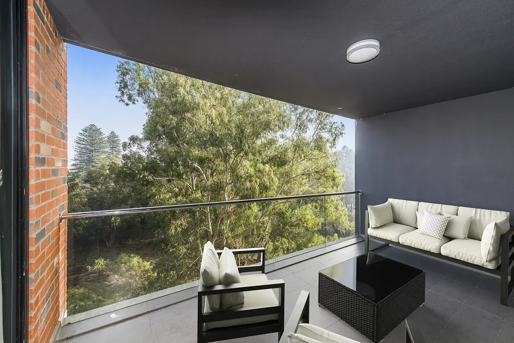 Perth 2Kwarto Modern Fourth Floor Living with a Leafy Outlook