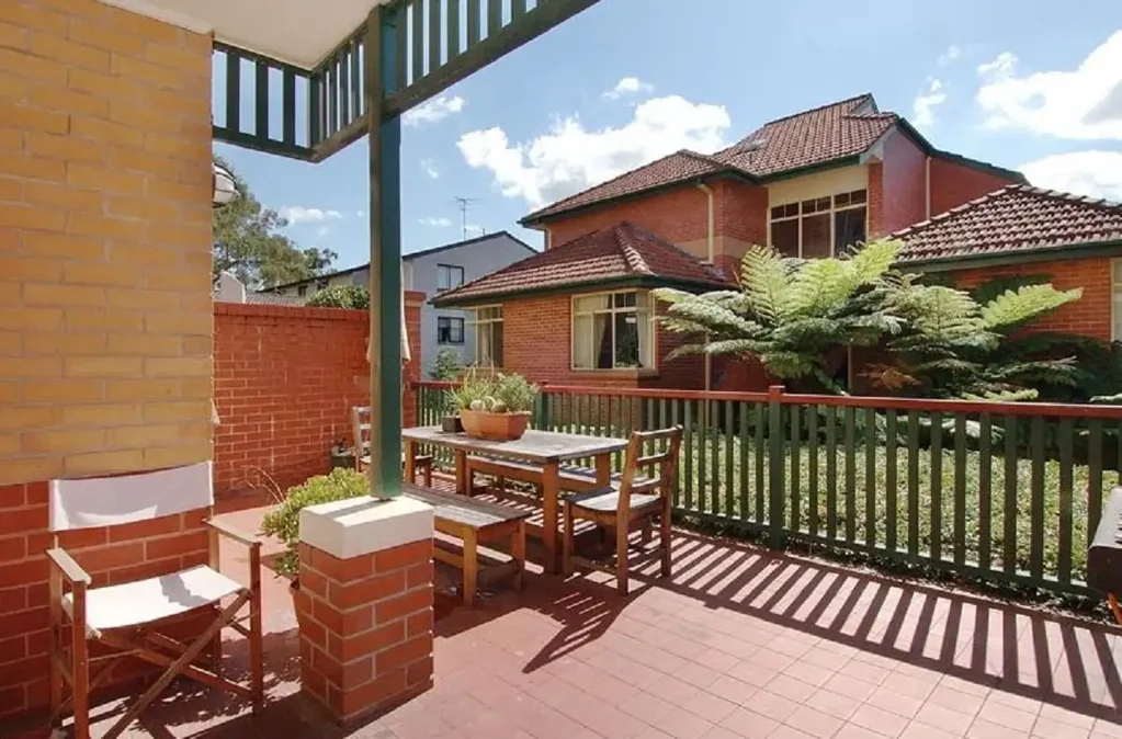 SPACIOUS HOME WITH BRAND NEW KITCHEN PLUS A PRIVATE COURTYARD