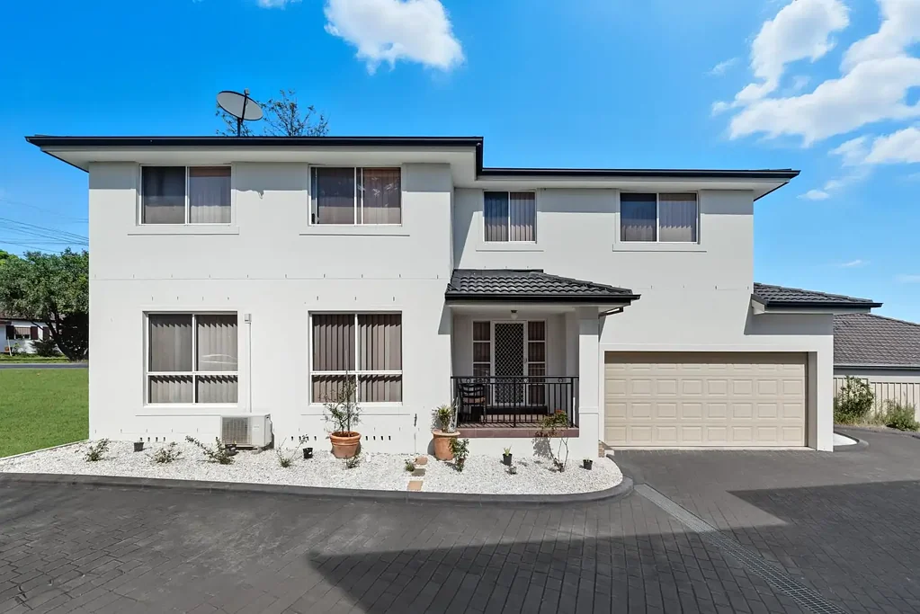 Glenfield 4બેડરૂમ Contemporary Double-Storey Family Home - 1/2 Lalor Street, Glenfield