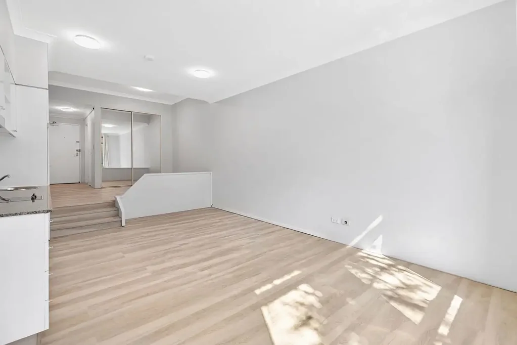 Neutral Bay Neutral Bay中心 工作室如一居室 朝北采光佳 双层窗隔音 现代厨房 石材台面 安全大楼 有车位 Stylish, Split-Level Studio in Prime Neutral Bay Location