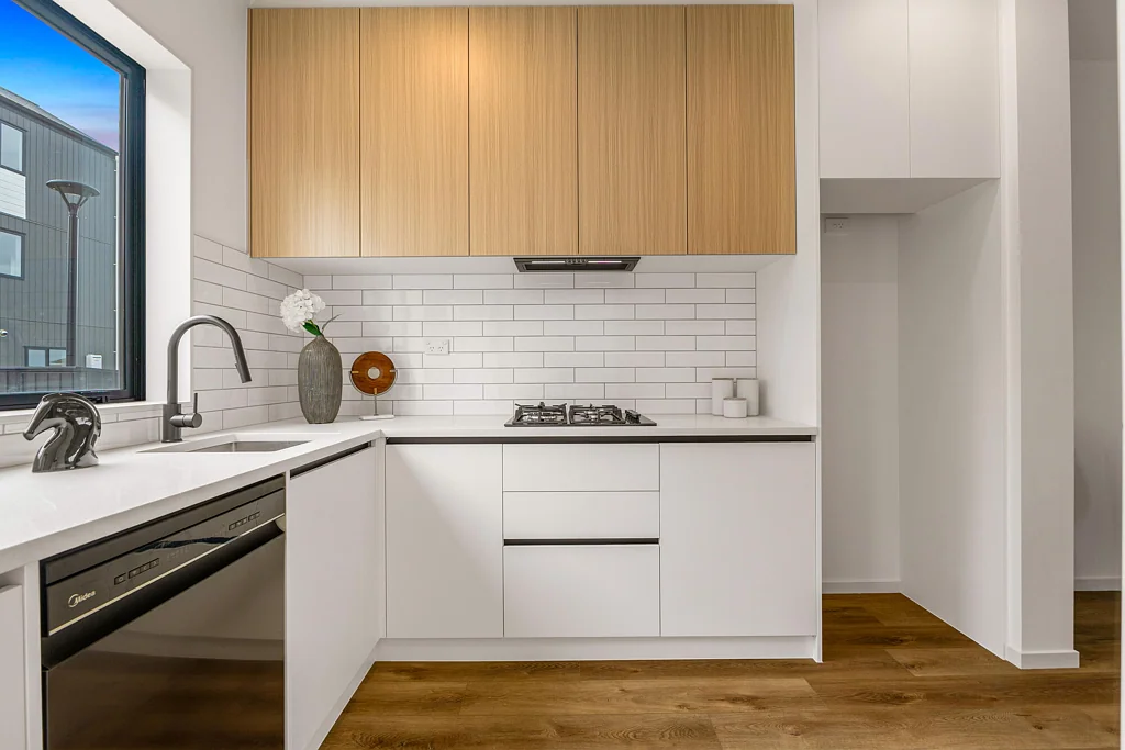 Flat Bush 2બેડરૂમ Modern, Freehold & Ready Now
