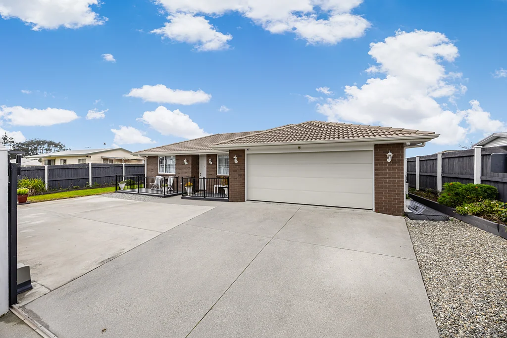 Pukekohe 4Moenga Brick & Tile Beauty - Move In Immediately!