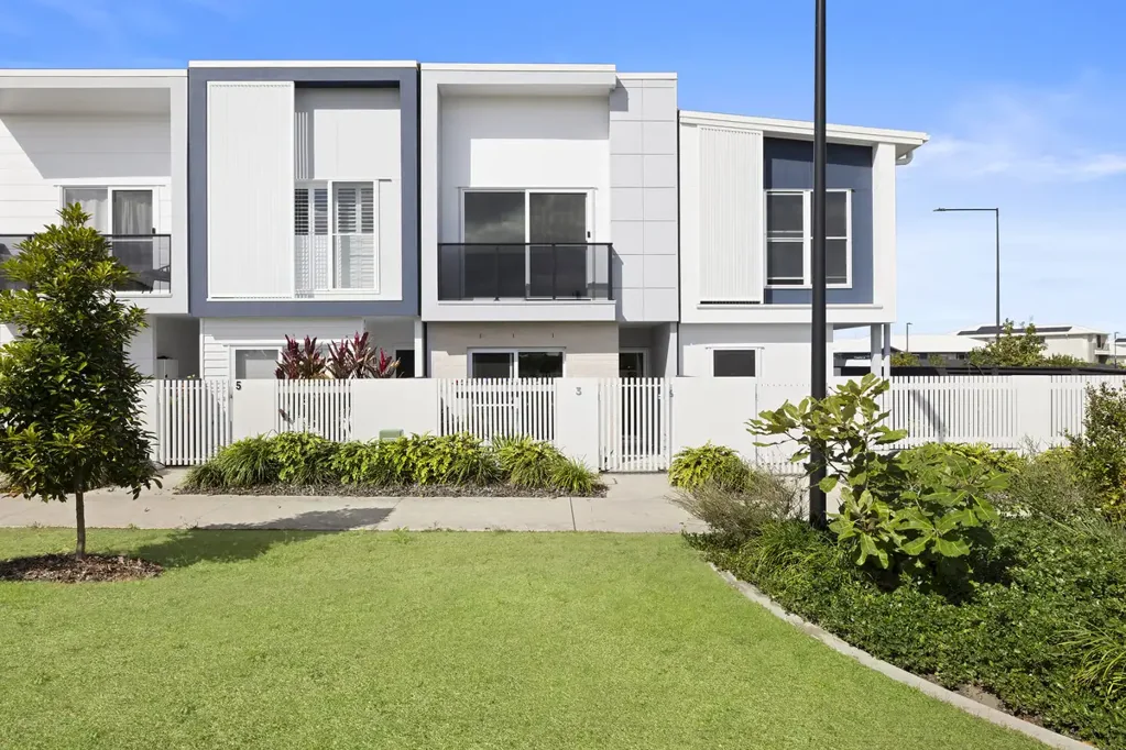 Banya 3 Bedroom Sleek & Stylish Townhouse with Premium Parkside Position