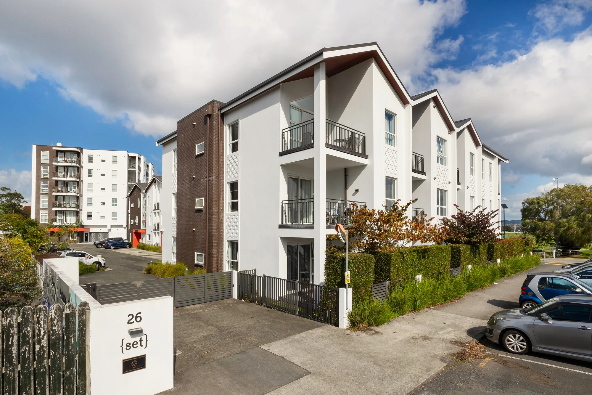 Avondale 2ਬੈੱਡਰੂਮ Top Floor Corner Living with Sun, Space & Style