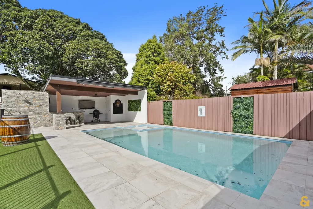 Wynnum West 6 Bedroom Wynnum Golf Course Precinct - Easy walk to Wynnum CBD & Train Station