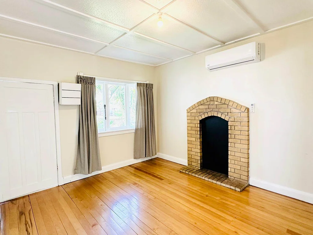 GREAT LOCATION / GREY LYNN