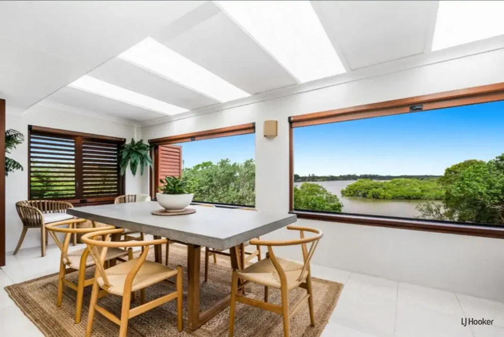 Perfectly Positioned Modern Duplex � Relaxed Waterside Livin