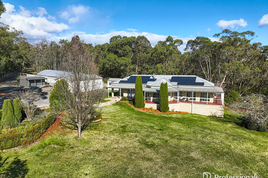 40 Glenview Road, Launching Place, VIC 3139