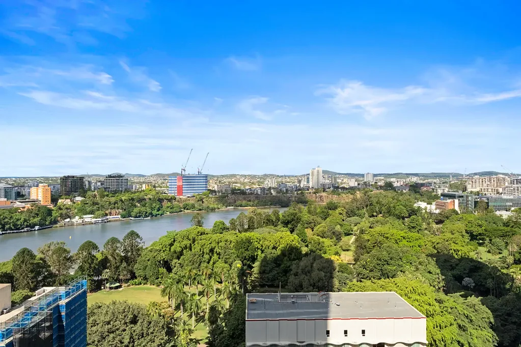 Brisbane City 2 Bedroom Stylish High-Level Apartment with Iconic Views!