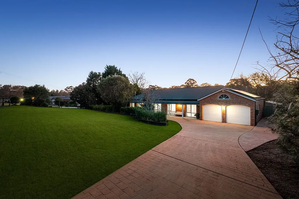 Grasmere 4غرفة نوم Prestigious Acreage Living in a Private Grasmere Enclave