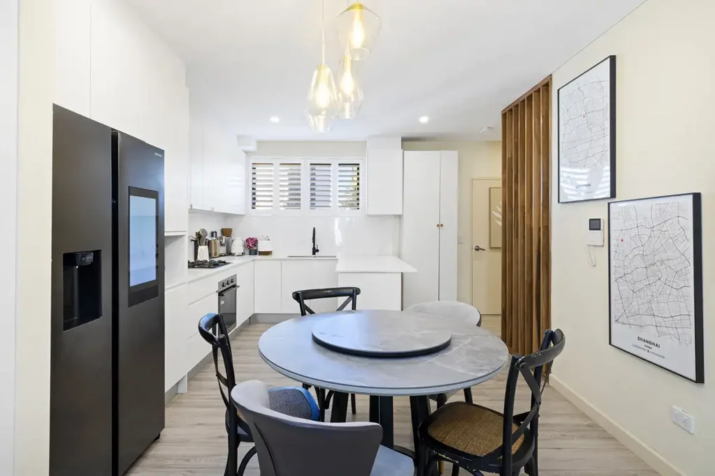 Croydon Park 3房 现代三层联排别墅，拥有宽敞的居家空间 Contemporary Tri-Level Townhouse with House-Like Proportions