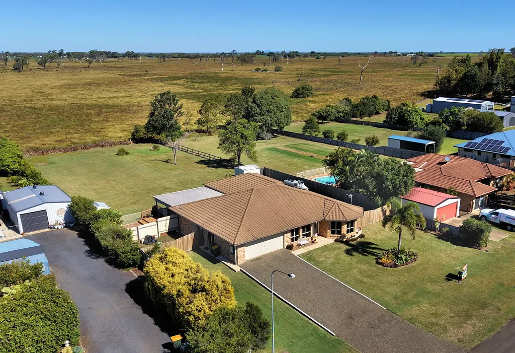 Innes Park 5房  Executive Family Living Moments from the Ocean on 2,494m² allotment