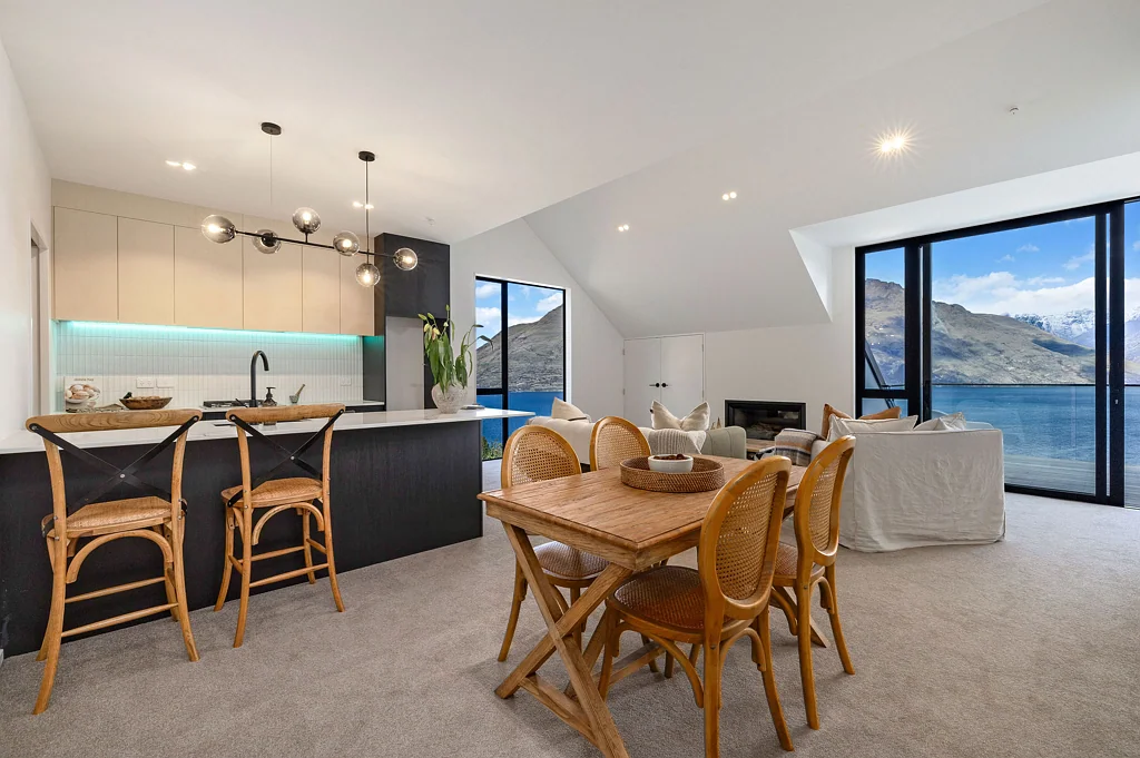 Sunshine Bay 6房  Two Brand New, Freehold Townhouses!