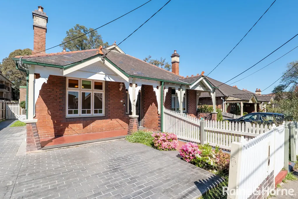 Stunning 3 bedroom renovated Home | Footsteps to all Five Docks attractions