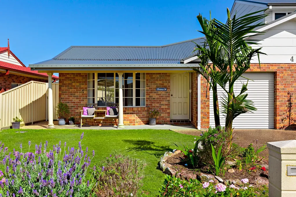 1/4 Oceanside Drive, Caves Beach, NSW 2281