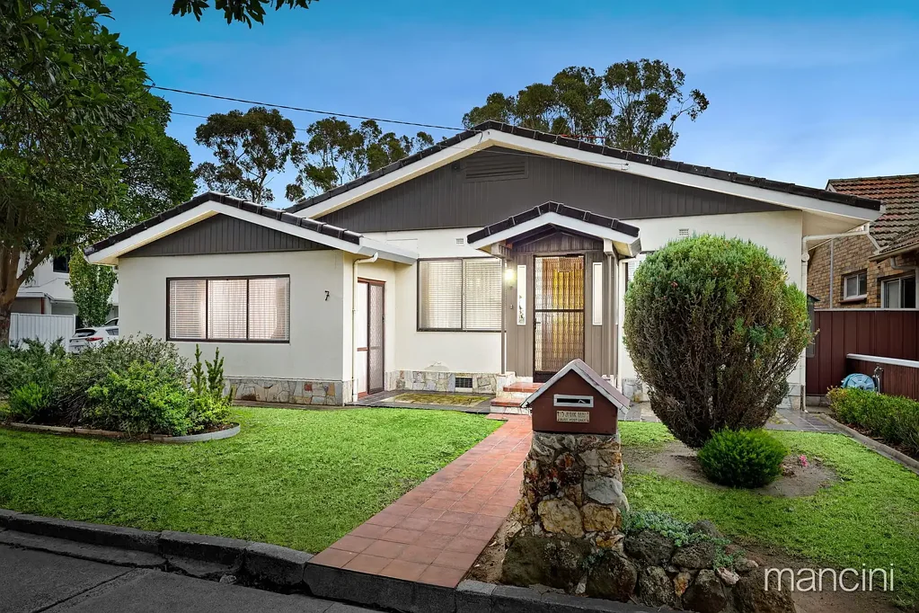 Seaholme 3房 中世纪风格住宅 642sqm转角地块 原始定制吧台 优质木材橱柜 邻近Cherry Lake Altona Beach Corner Charm with Endless Possibilities