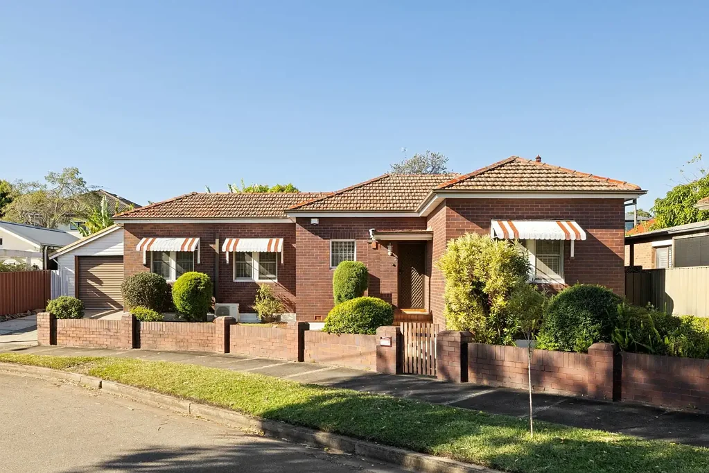 Strathfield 3Zimmer Timeless Family Classic with a wide 25m Frontage in a Family Friendly Locale