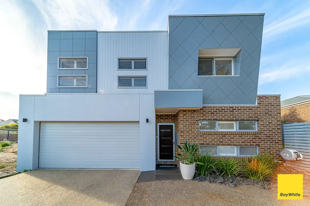 Strathdale 3房  Superior & contemporary residence in blue chip Strathdale pocket!