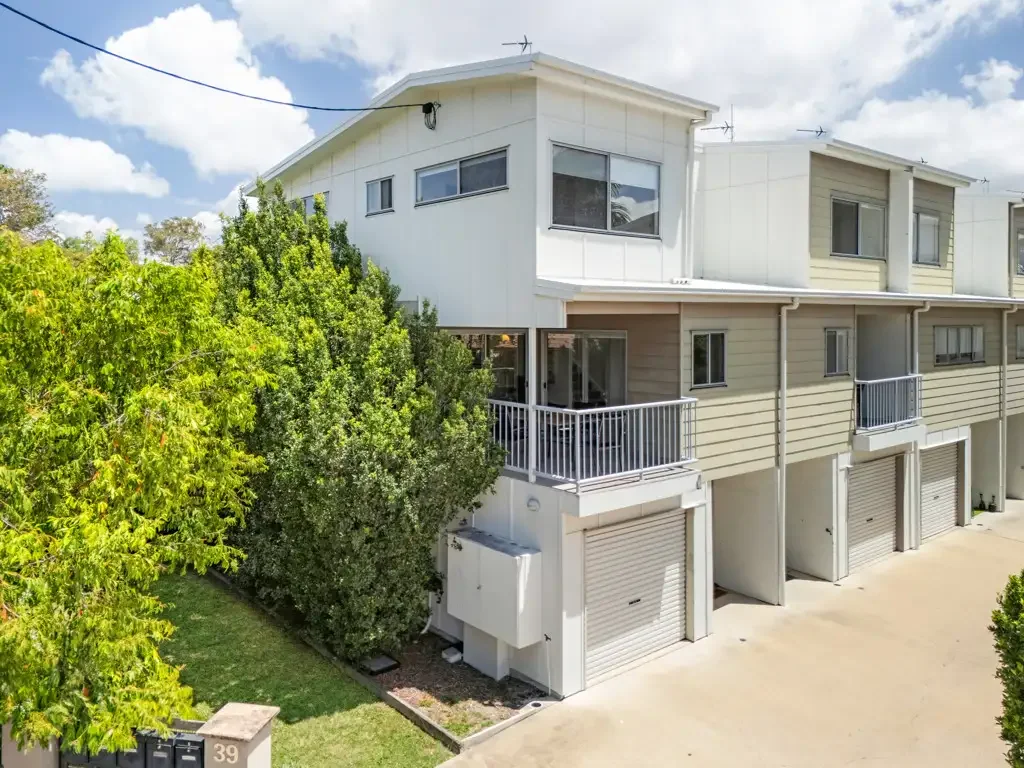 :: TRI-LEVEL TOWNHOUSE IN GLADSTONE CITY