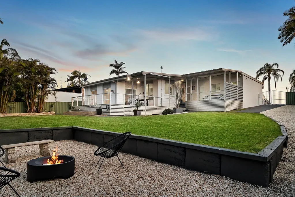 Warners Bay 4ห้องนอน Private Oasis with Serene Reserve View