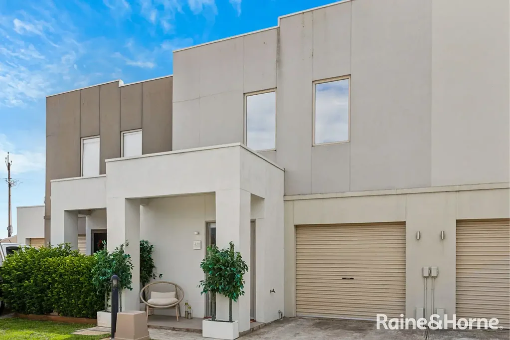 O'Halloran Hill 3房  Beautifully Presented Townhouse in Excellent Location - The Best of Easy-Care Living!
