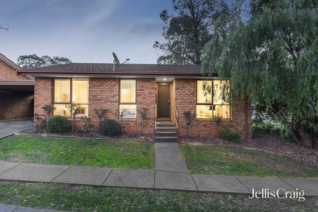 Diamond Creek 2 Bedroom Stylishly Renovated Single-Level Living in Central Diamond Creek