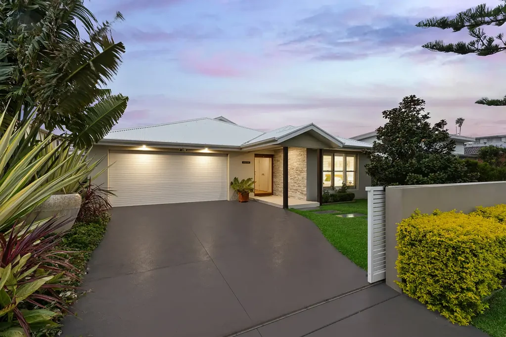 Wamberal 4ห้องนอน Rare north facing single level home directly opposite Wamberal Beach
