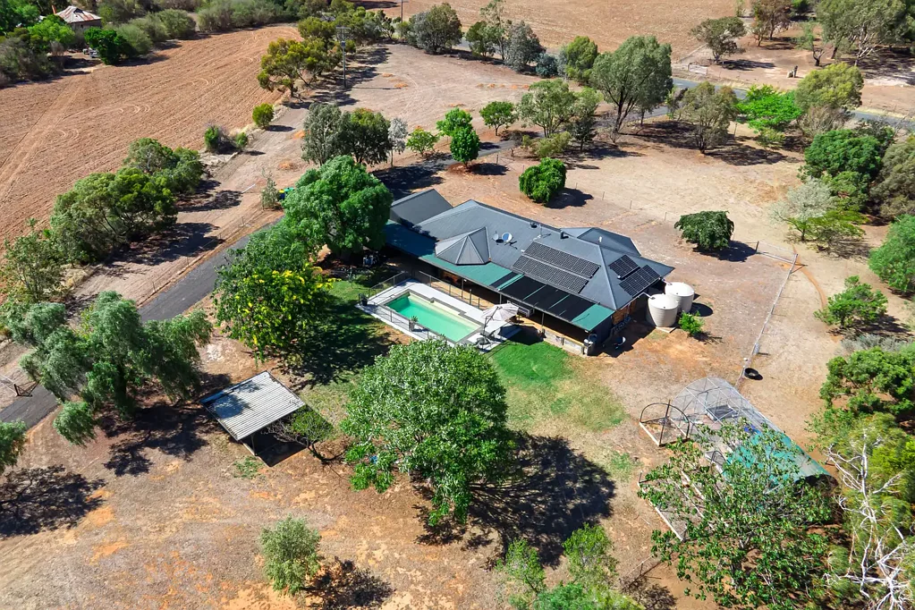 107 Cummins Road, Lake Albert, NSW 2650