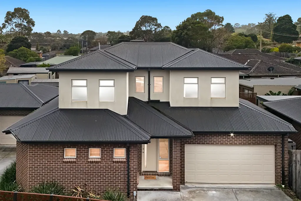 Mooroolbark 3Habitaciones Contemporary Dual-Level Living with Multiple Living Zones and a North-Facing Backyard