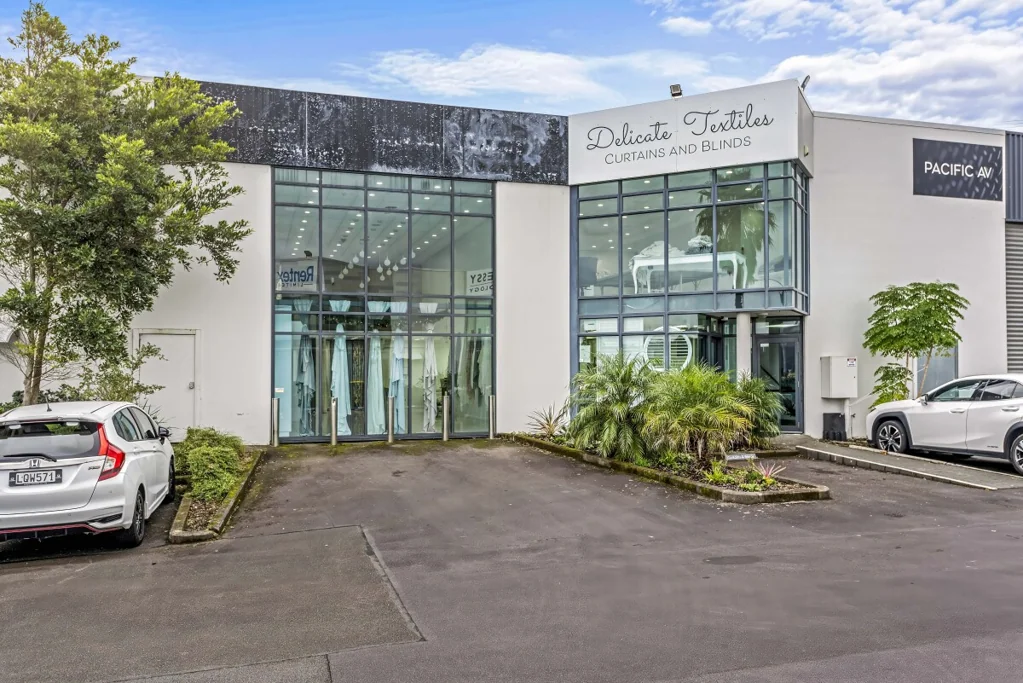 Rosedale Albany Showroom/warehouse and Office - 285 sqm