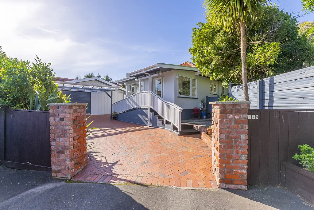 Raumati Beach 4房  Character, Charm and Location