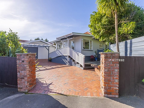 Raumati Beach 4房  Character, Charm and Location