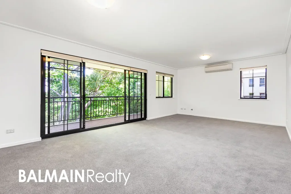 Top Floor Apartment Set in a Charming Boutique & Sought after Building