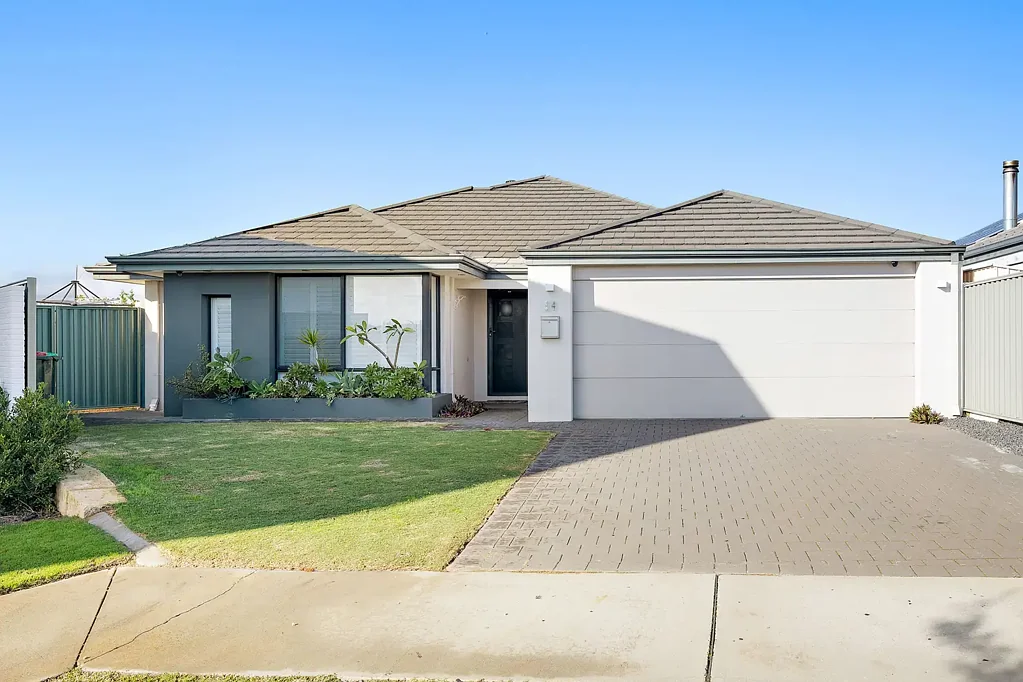 MODERN COASTAL 4x2 FAMILY HOME + THEATRE!