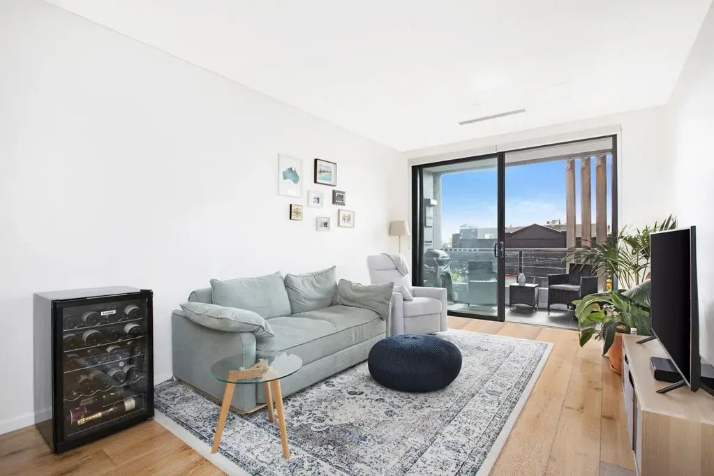 Flawless Contemporary Design - Pet friendly upon application