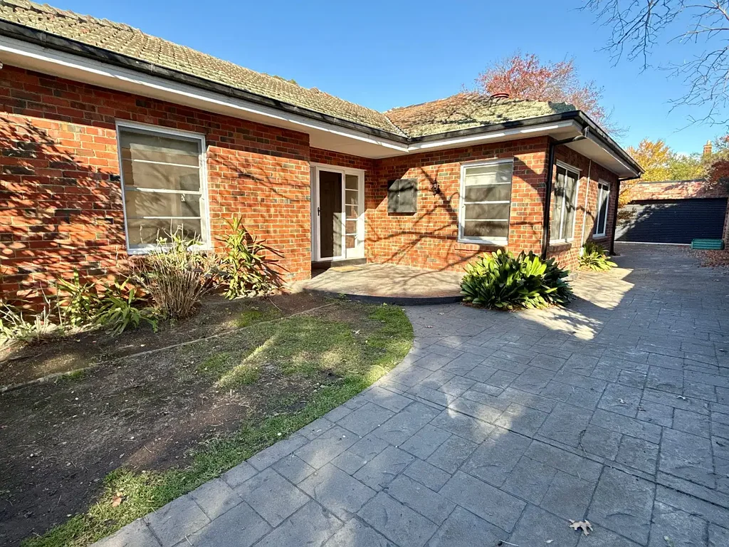 Beautifully presented 5 bedroom family home with stunning inground pool