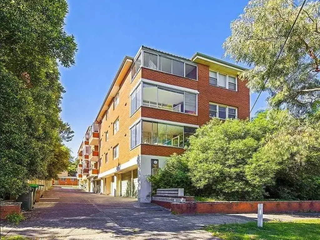 Spacious & Sunny Two Bedroom Apartment in a Prime Location