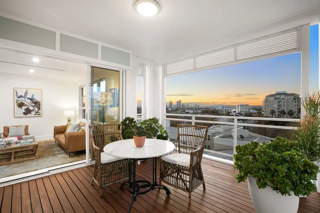 Breakfast Point 3chambre Completely Renovated Top-Floor Corner Apartment with Water Glimpses & All-Day Sun | 177sqm