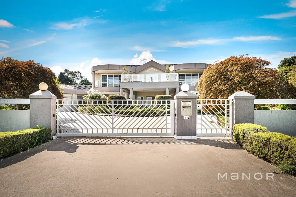 LUXURIOUS ACREAGE LIVING