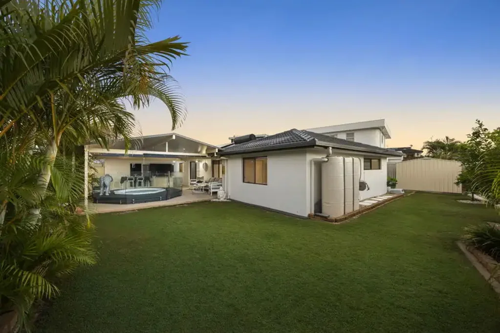 Palm Beach 4 Bedroom STUNNING ENTERTAINER - COASTAL LIVING JUST MOMENTS TO THE BEACH, CAFES AND RESTAURANTS