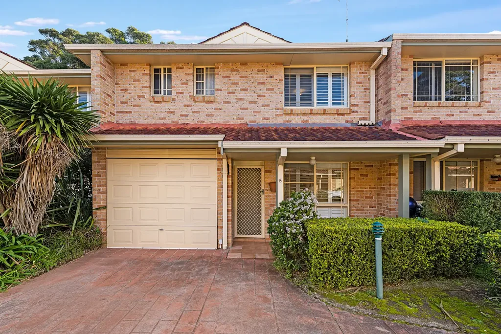 Kirrawee 3Moenga Stylish, Low-Maintenance Townhouse in Ultra-Convenient Location