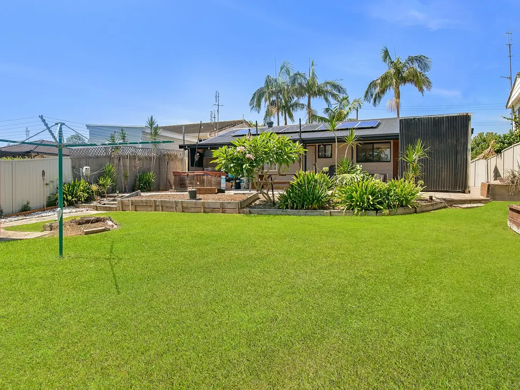 62 Campbell Parade, Mannering Park, NSW 2259